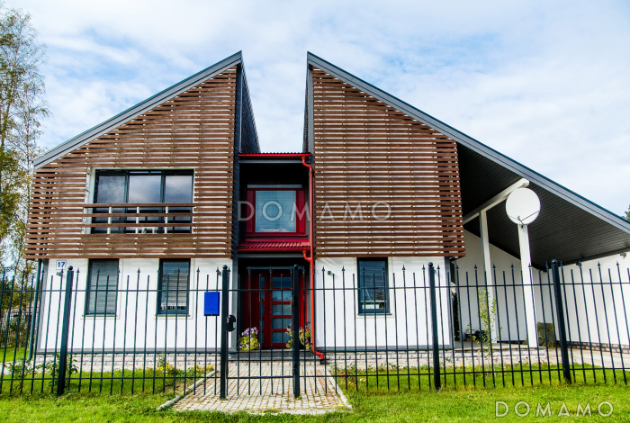 Проект современного дома из кирпича с изолированной кухней