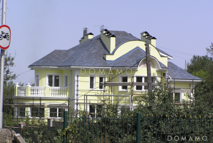 Проект коттеджа с двусветной гостиной, сауной и балконом