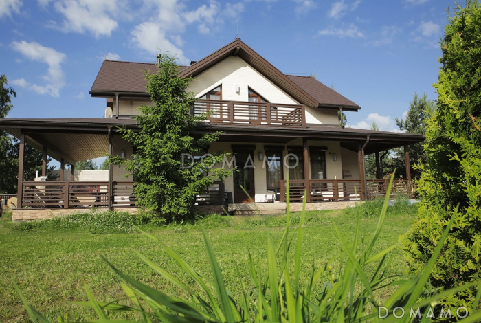 Проект каркасного дома с угловой террасой и просторныб балконом на мансардном этаже