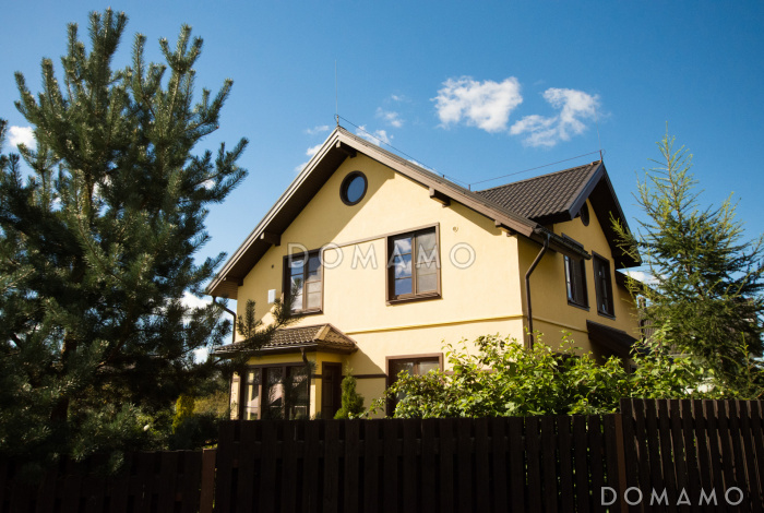 Проект каркасного дома с эркером и спальней на первом этаже