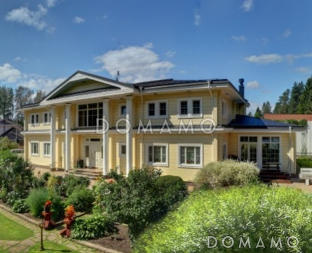 Проект двухэтажного дома из клееного бруса с колоннами и большой верандой