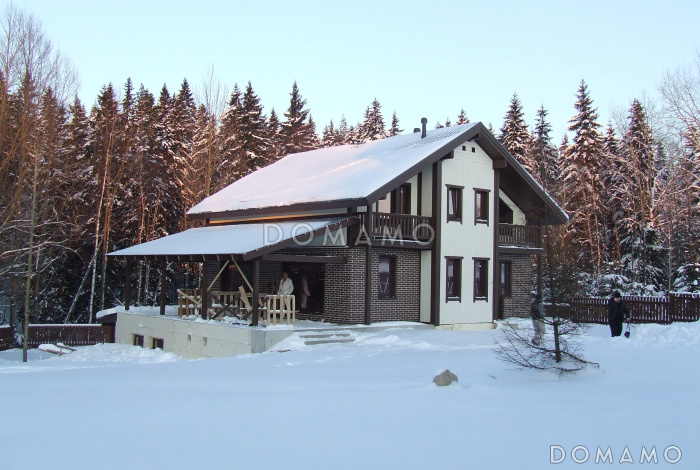 Проект дома из газобетона с цокольным этажом и небольшим бассейном