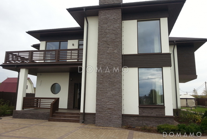 Проект кирпичного двухэтажного дома с большими окнами