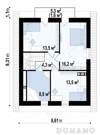 Проект загородного дома простой формы с балконом, террасой с выходом из гостиной, изолированной кухней / План мансардного этажа