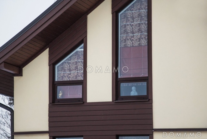 Проект мансардного дома из кирпича с крытой террасой, вторым светом и островным камином