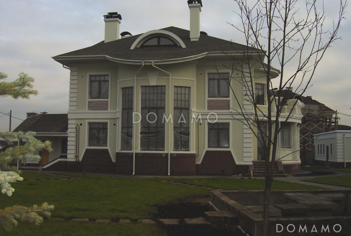 Проект коттеджа с двусветной гостиной, гаражом и террасой