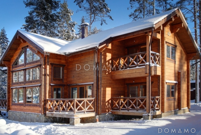 Проект двухэтажного дома из клееного бруса с тремя небольшими террасами на первом этаже