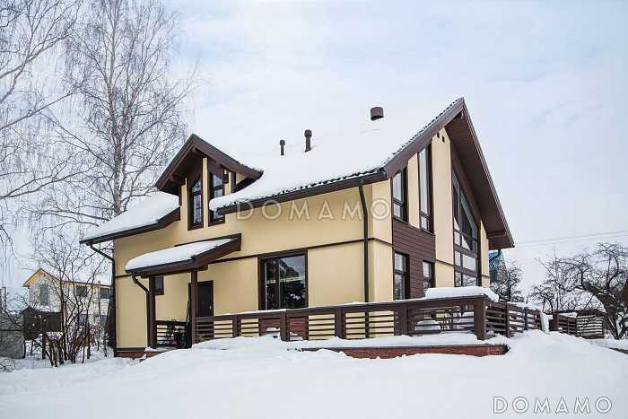 Проект дома из газобетона с двусветной гостиной, крытой террасой и островным камином