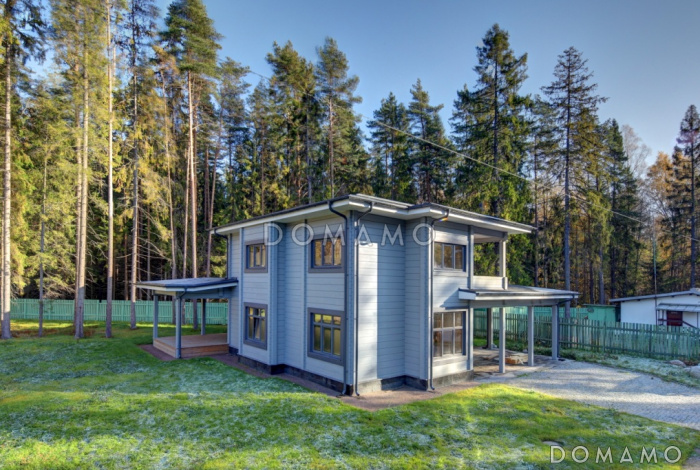 Проект двухэтажного дома из клееного бруса с двумя балконами на втором этаже