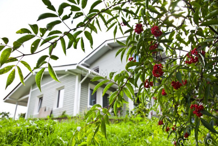 Проект каркасного дома с навесом для одной машины и двумя спальнями на мансардном этаже