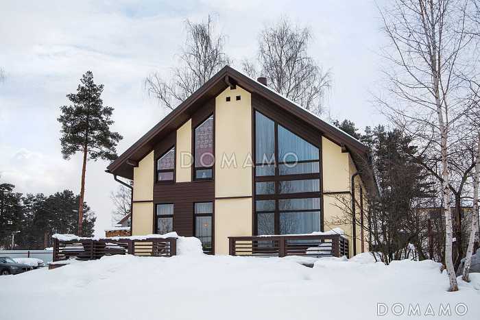 Проект мансардного дома из кирпича с крытой террасой, вторым светом и островным камином