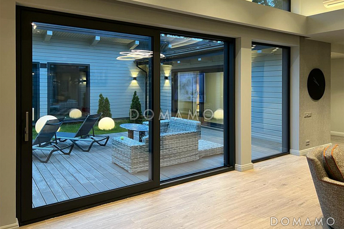 Проект кирпичного дома П-образной формы с внутренним двориком, масштабным остеклением в холле и гостиной