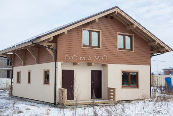 Проект каркасного дома с большим балконом на мансардном этаже