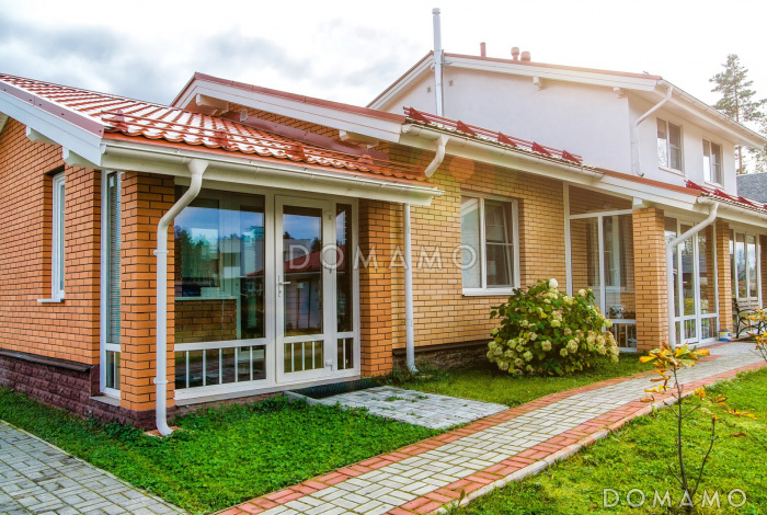 Проект кирпичного дома с небольшой мансардой