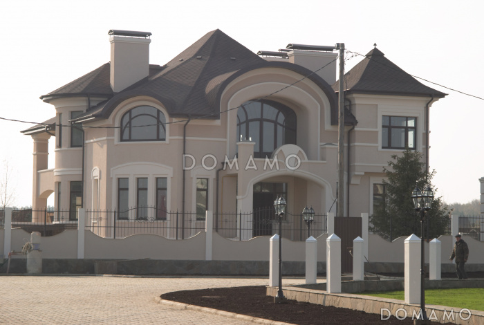 Проект коттеджа в стиле модерн с парадным балконом