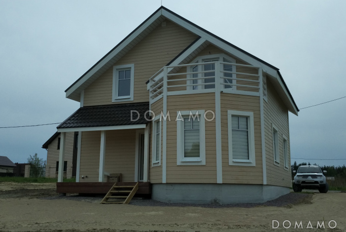 Дом с большим балконом-террасой на втором этаже