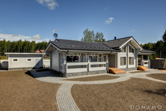 Проект каркасного дома с панорамным остеклением с тремя спальнями