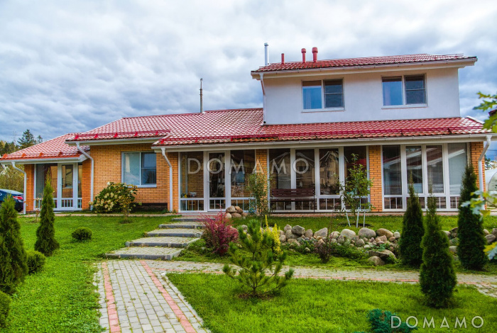 Проект кирпичного дома с небольшой мансардой