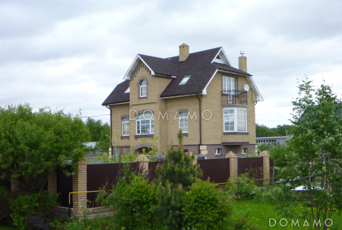 Проект коттеджа с парадным входом из газобетона