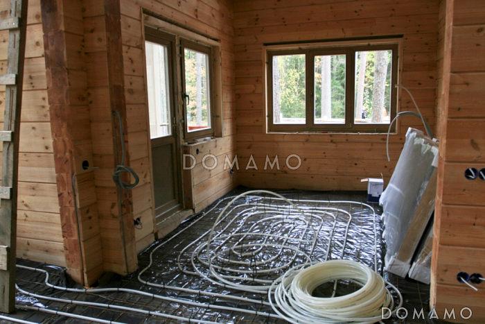 Проект деревянного дома из клееного бруса с просторной, светлой гостиной и техническим помещением с отдельным входом