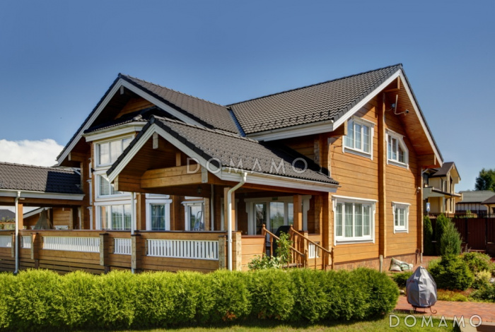 Проект дома из клееного бруса с обилием окон различной формы