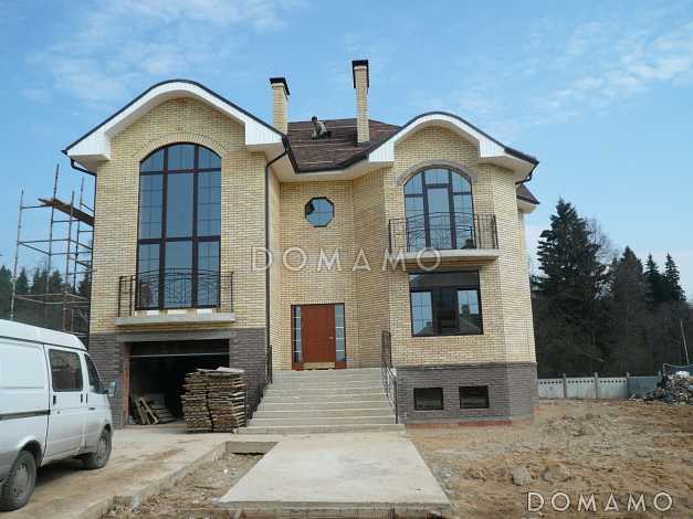 Проект дома из кирпича с гаражом и биллиардной