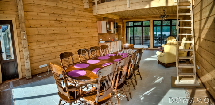 Проект двухэтажного дома из клееного бруса с шестью спальнями и гостиной на втором этаже