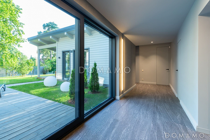 Проект дома из газобетона с просторной кухней-гостиной, террасами, мастер-спальней и хозблоком