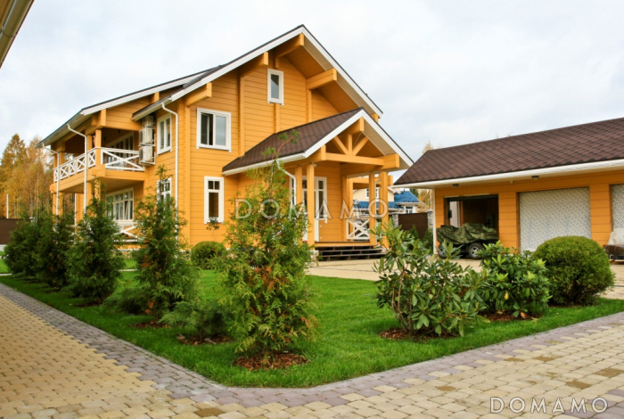 Проект деревянного дома из клееного бруса с огромным холом и тремя спальнями на втором этаже